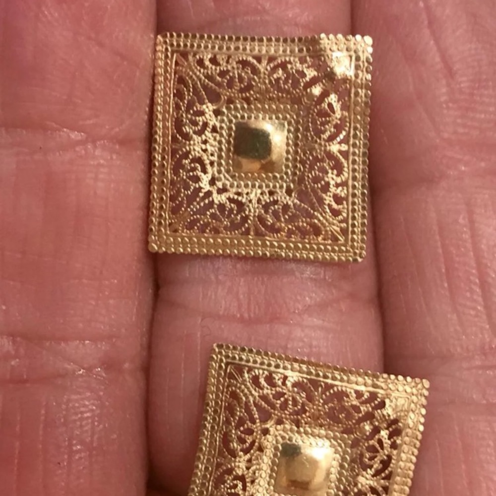 14k solid earring with stamped